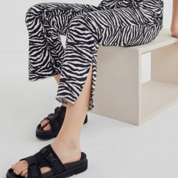 UO Skylar Split Hem Jeans - Picture 4 of 4